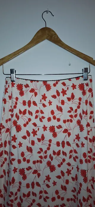 Falda larga floral roja y blanca