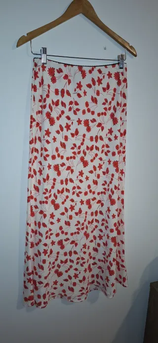 Falda larga floral roja y blanca
