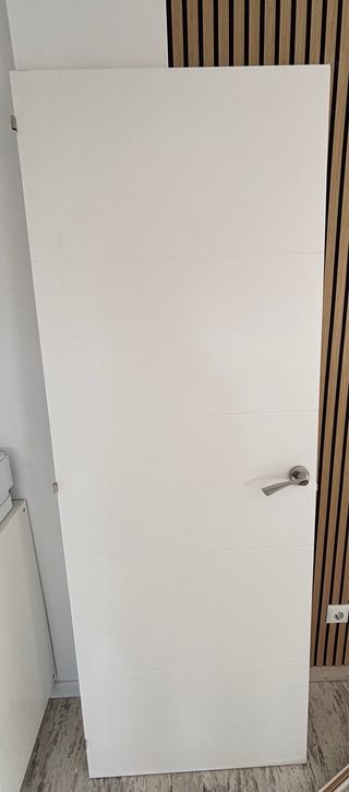 Puerta blanca apertura a la derecha de 72cm