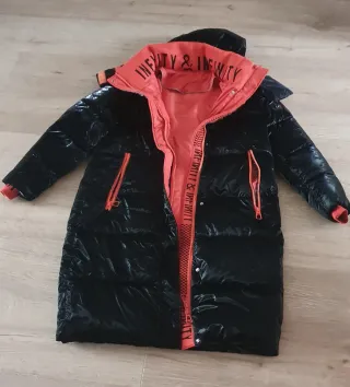 Abrigo largo acolchado negro brillante y naranja