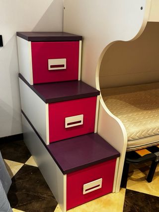 Litera con escaleras y cajones,escritorio y mesita