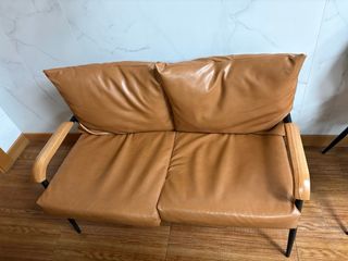Sofá de 2 plazas marrón con estructura metálica