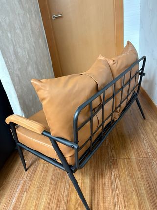 Sofá de 2 plazas marrón con estructura metálica