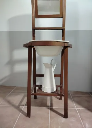 Lavamanos antiguo de madera y cerámica