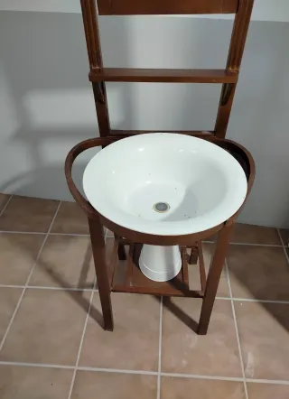 Lavamanos antiguo de madera y cerámica