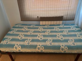 Cama con somier y colchón floral