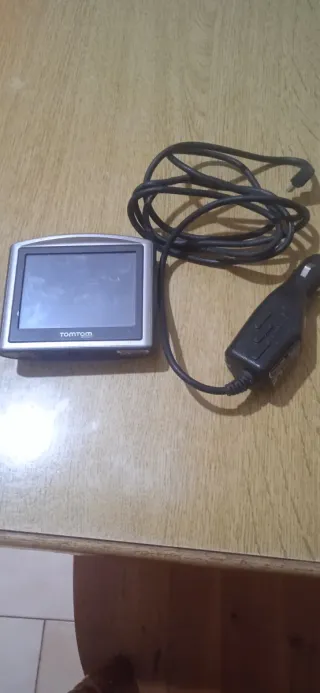 Navigatore satellitare TomTom con caricatore auto