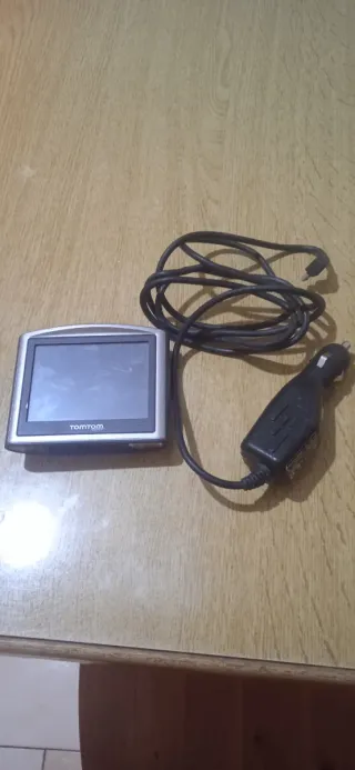 Navigatore satellitare TomTom con caricatore auto
