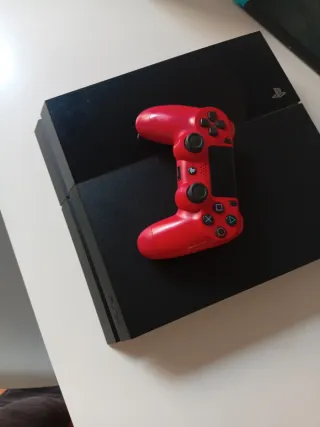 PS4 (PlayStation 4) Negra + Mando Rojo