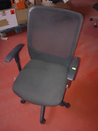 Silla de oficina ergonómica negra