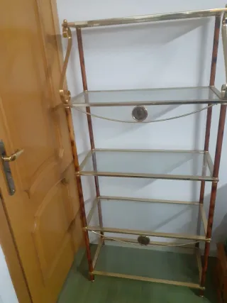 Estantería de cristal y metal dorada