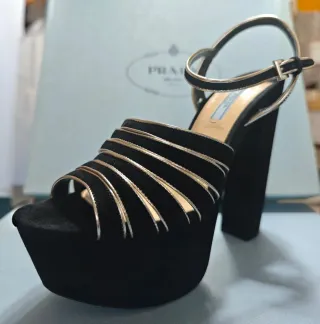 Sandalias Prada Negro y Dorado