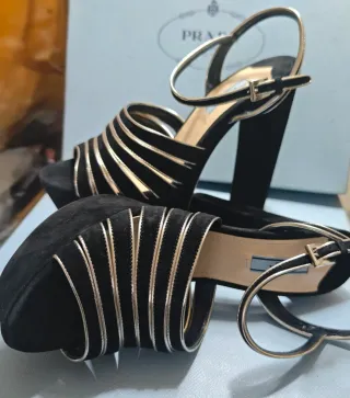 Sandalias Prada Negro y Dorado