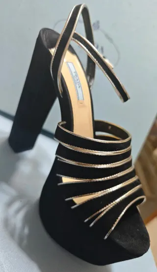 Sandalias Prada Negro y Dorado