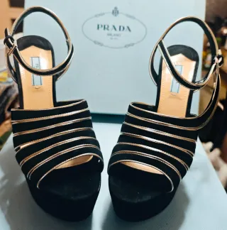 Sandalias Prada Negro y Dorado