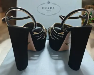 Sandalias Prada Negro y Dorado