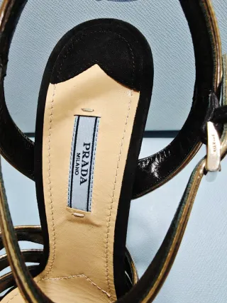 Sandalias Prada Negro y Dorado