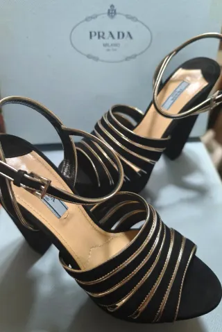 Sandalias Prada Negro y Dorado