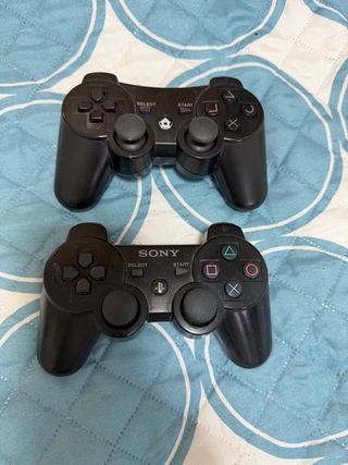 Playstation 3 con juegos y 2 mandos