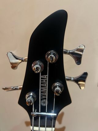 Bajo Yamaha + Amplificador Peavey