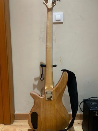 Bajo Yamaha + Amplificador Peavey