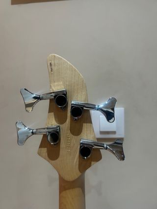 Bajo Yamaha + Amplificador Peavey