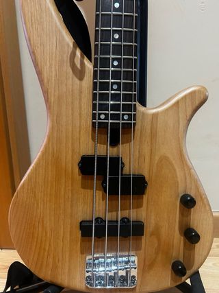 Bajo Yamaha + Amplificador Peavey