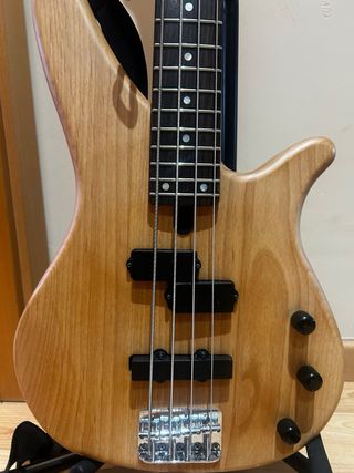 Bajo Yamaha + Amplificador Peavey
