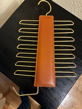Colgador de corbatas de piel y metal dorado