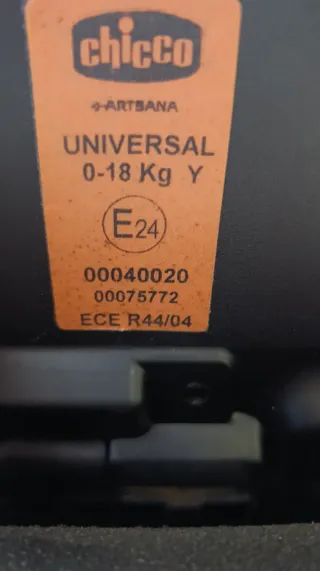 Seggiolino auto rosso e nero