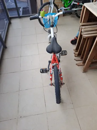 Bicicleta infantil roja con cesta