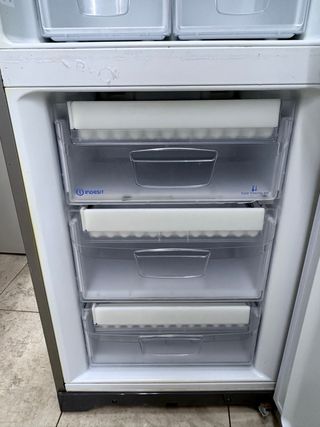 Frigorífico Indesit plateado combi No Frost
