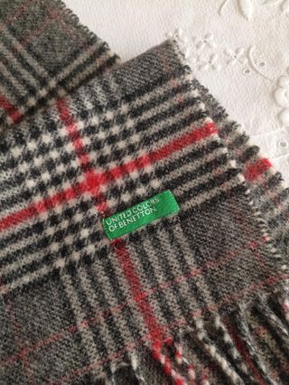 Bufanda Benetton cuadros gris y rojo