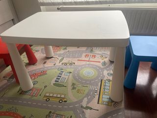 Mesa infantil con 2 sillas y taburete