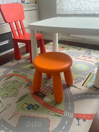 Mesa infantil con 2 sillas y taburete