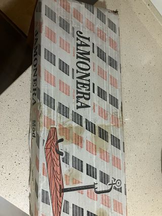 Jamonero con cuchillo y afilador