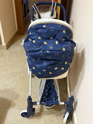 Carrito de juguete con coronas