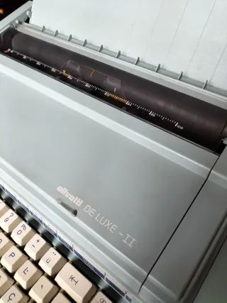 Máquina de escribir Olivetti DELUXE-II