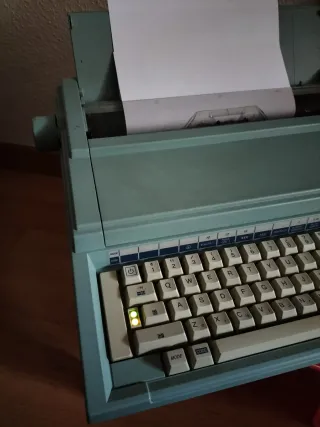 Máquina de escribir Olivetti DELUXE-II
