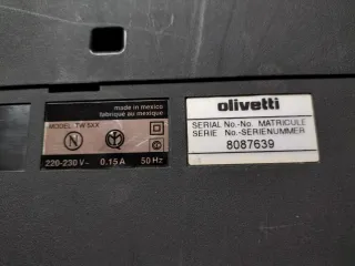 Máquina de escribir Olivetti DELUXE-II