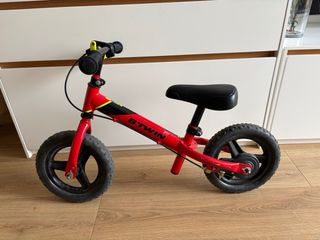 Bici sin pedales Btwin roja en buen estado.