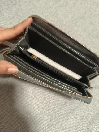 Cartera monedero plateada con asa