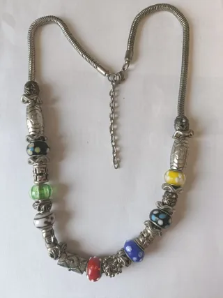 Collar estilo Pandora multicolor y plateado.