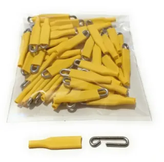 12 plomos de pesca, grapas, urfes, anzuelos.