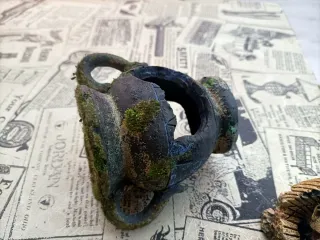 Adornos para acuario,ánfora y figura egipcia.