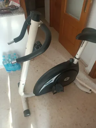 Bicicleta Estática Blanca y Negra,Falta cinta peda