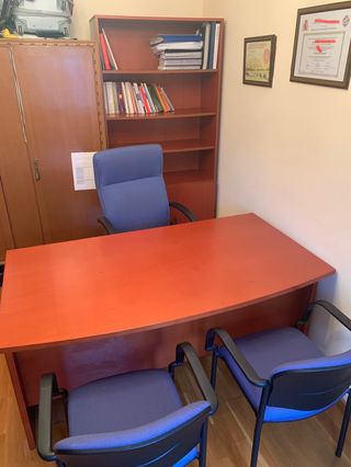 Conjunto de oficina: mesa,sillón,sillas,estanteria