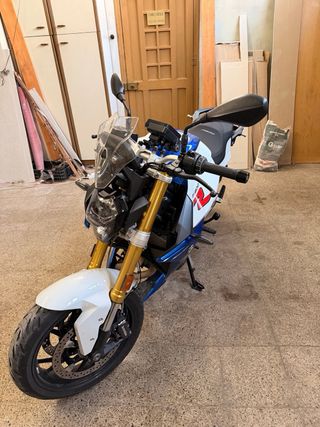 BMW F900R con maletas