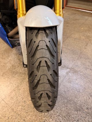 BMW F900R con maletas