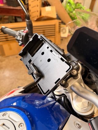 BMW F900R con maletas